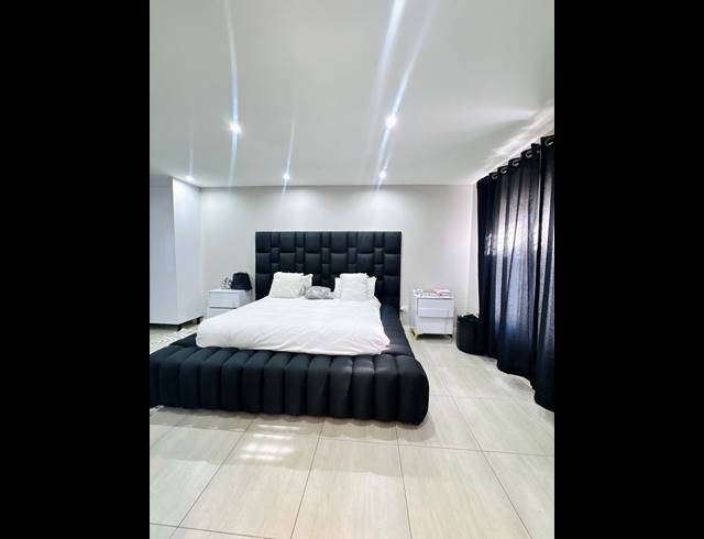5 BEDROOM FREEHOLD FOR SALE IN ROCKDALE